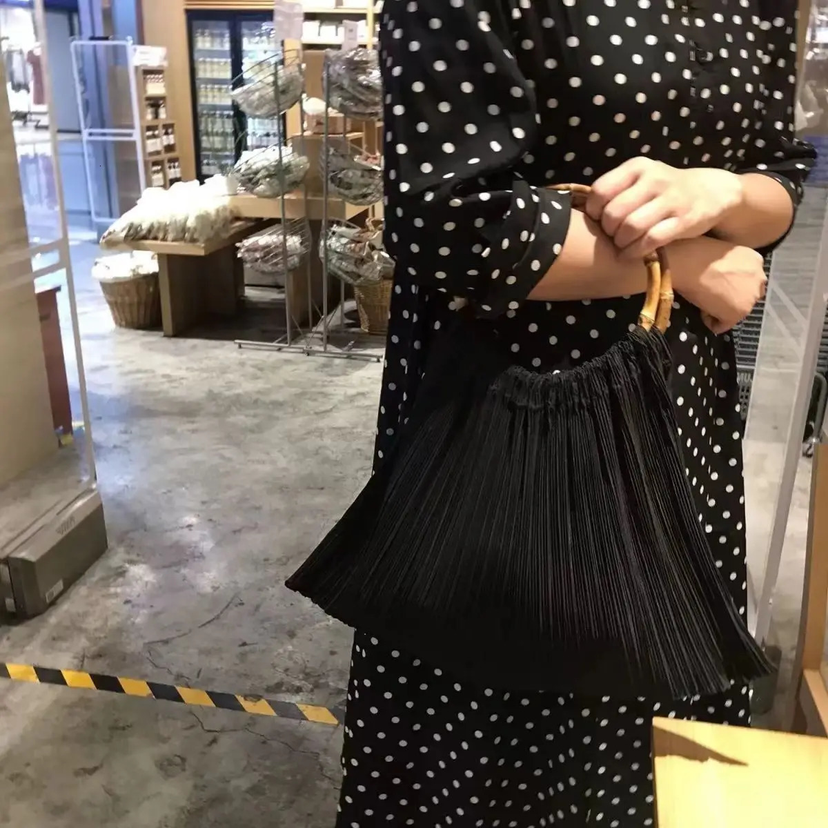 Black High-end Pleated Texture Round Bamboo Joint Portable Shoulder Bag Underarm Bag Bag Womens Bag 240807