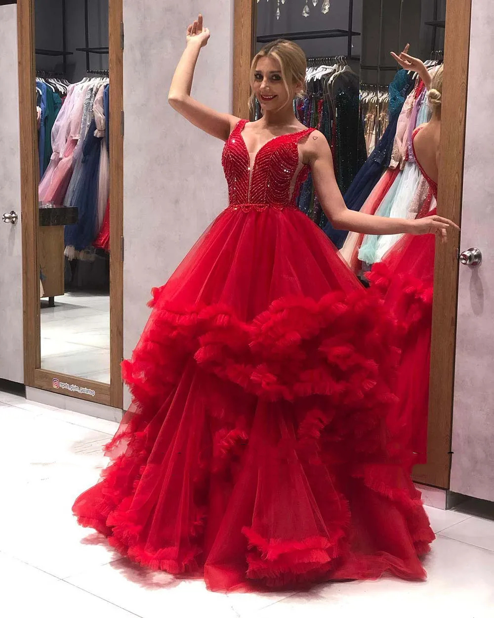 Ruffles Tiered Red Prom Dresses Beading Top V-Neck Sleeveless Straps Long Tulle Celebrity Party Dress For Women 2024 Open Back Charming Birthday Eveni