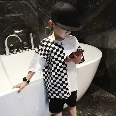 Boys summer childrens cotton T-shirt 2024 new black and white checkerboard grid Korean short sleeved fashionable loose hip-hop T-shirtW240718