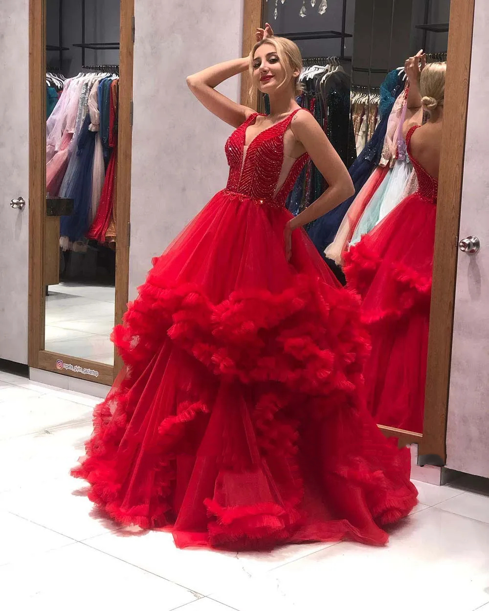 Ruffles Tiered Red Prom Dresses Beading Top V-Neck Sleeveless Straps Long Tulle Celebrity Party Dress For Women 2024 Open Back Charming Birthday Eveni