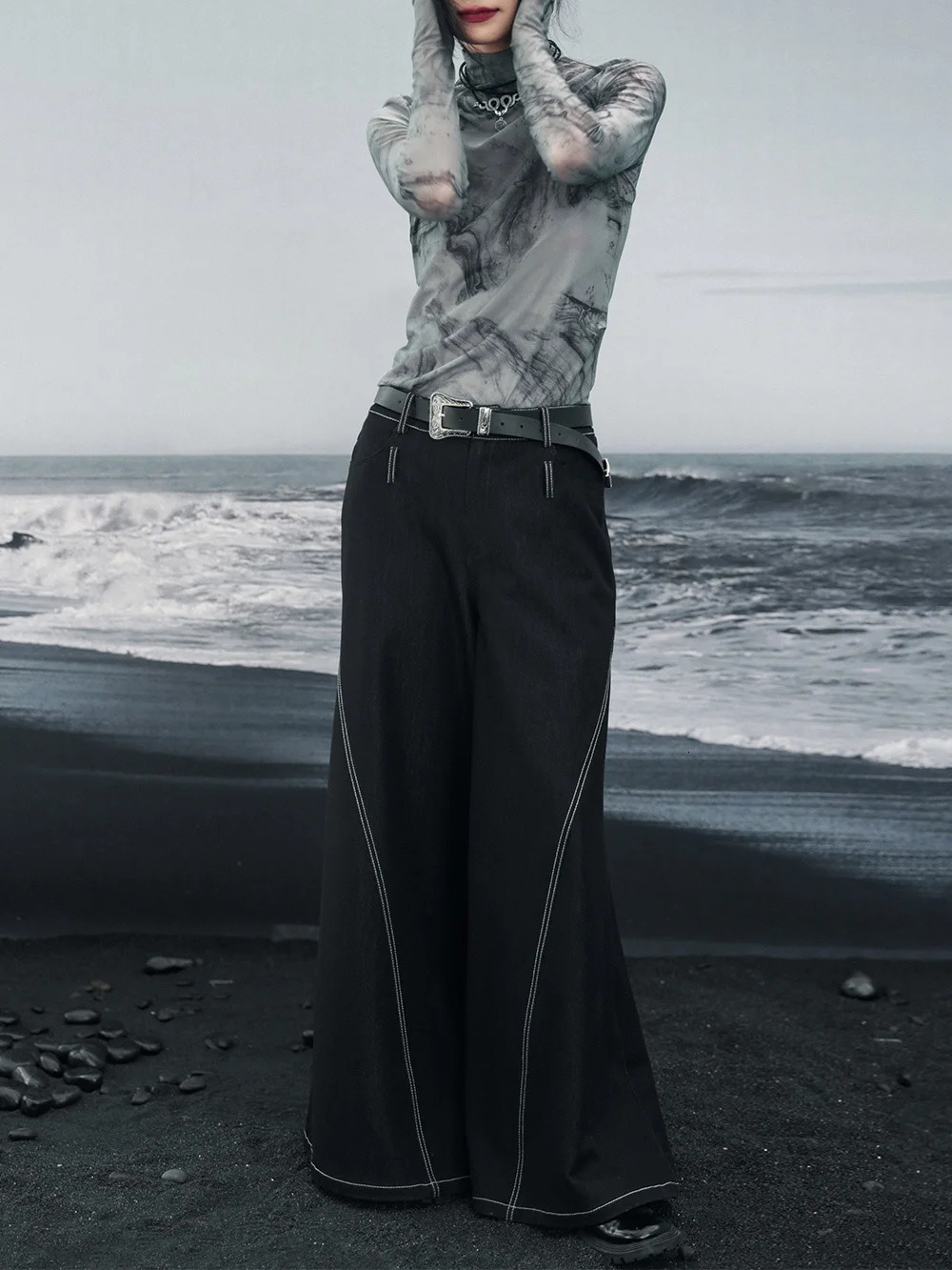UMI MAO Gifts Belt Vintage Low Waist Bell Bottom Pants Womens Denim Loose Covering Black Versatile Wide Leg Trousers Y2K 240807