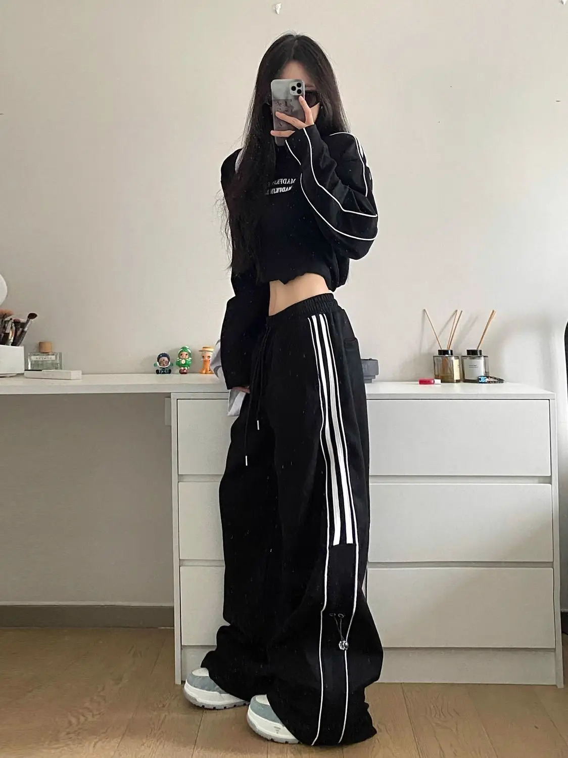 Side Stripe Casual Sports Suit for Men and Women Fashion Long Sleeve Cropped Top Wide Leg Straight Pants Two Piece Pant Sets 240807