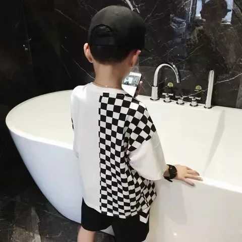 Boys summer childrens cotton T-shirt 2024 new black and white checkerboard grid Korean short sleeved fashionable loose hip-hop T-shirtW240718