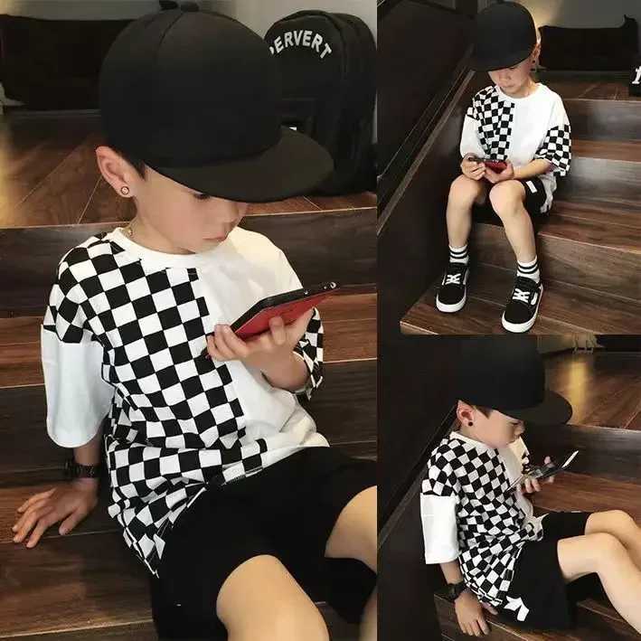 Boys summer childrens cotton T-shirt 2024 new black and white checkerboard grid Korean short sleeved fashionable loose hip-hop T-shirtW240718