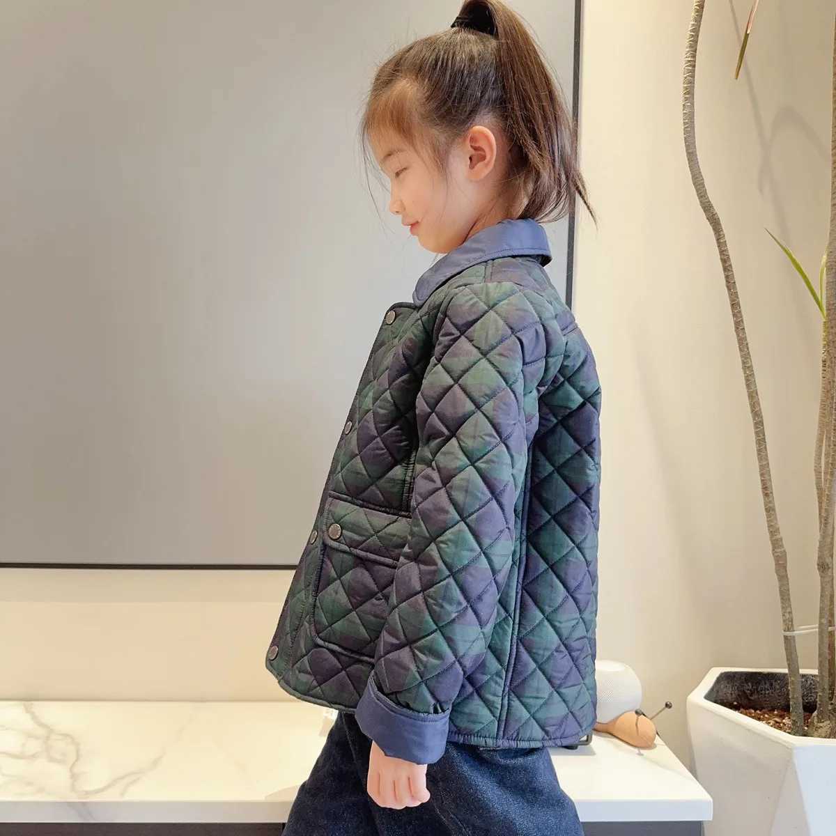 2024 childrens green checkered lapel thin cotton-padded jacket for boys and girls gender-neutral clip cotton-padded jacket Y240803