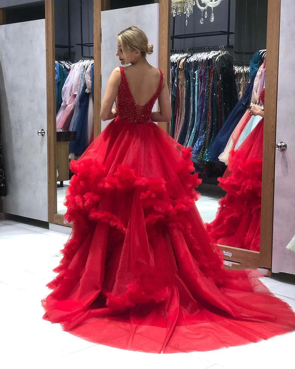 Ruffles Tiered Red Prom Dresses Beading Top V-Neck Sleeveless Straps Long Tulle Celebrity Party Dress For Women 2024 Open Back Charming Birthday Eveni