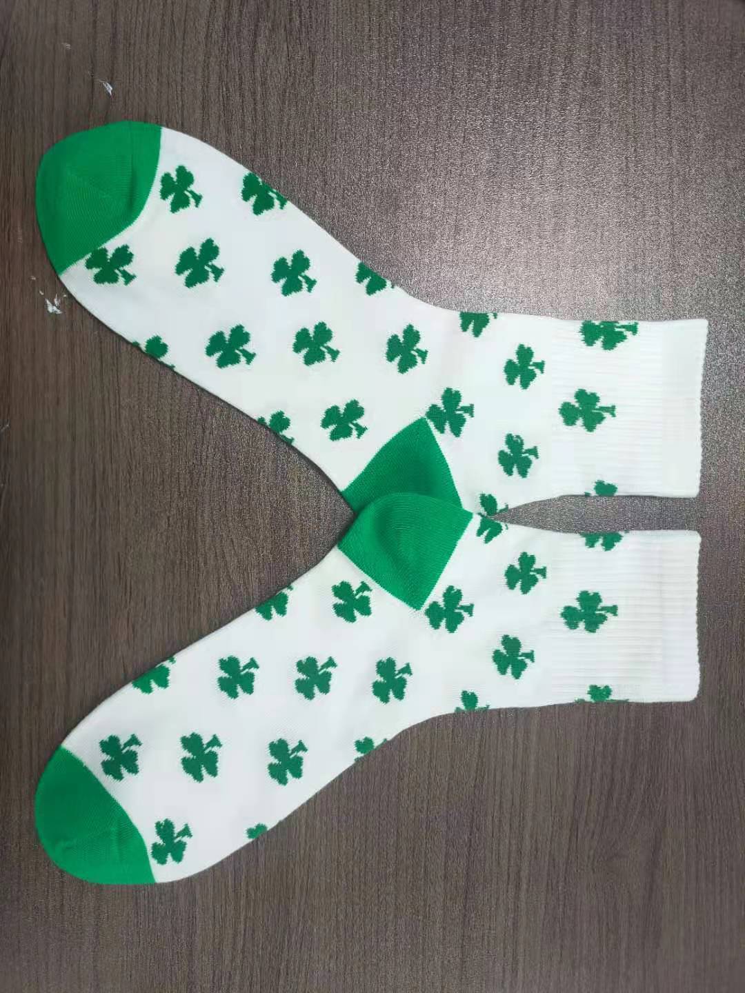 Green casual clover striped jacquard Saint Patrick thick mid length cotton socks dongdumaoyi