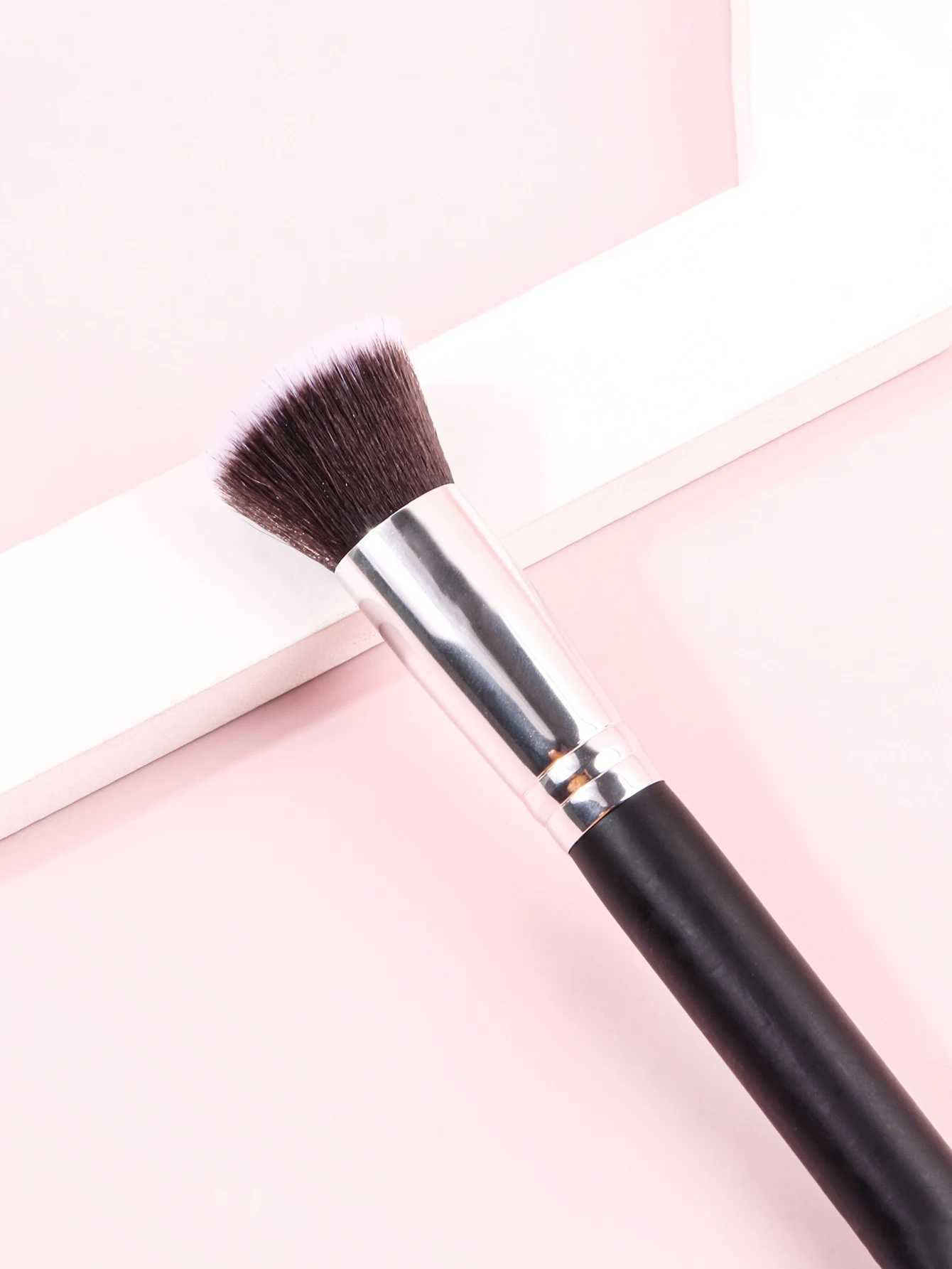 1PCS Flat Top Kabuki Foundation Brush Premium Makeup Brush for Liquid Cream and Powder Buffing Blending and Face Brush Y240807