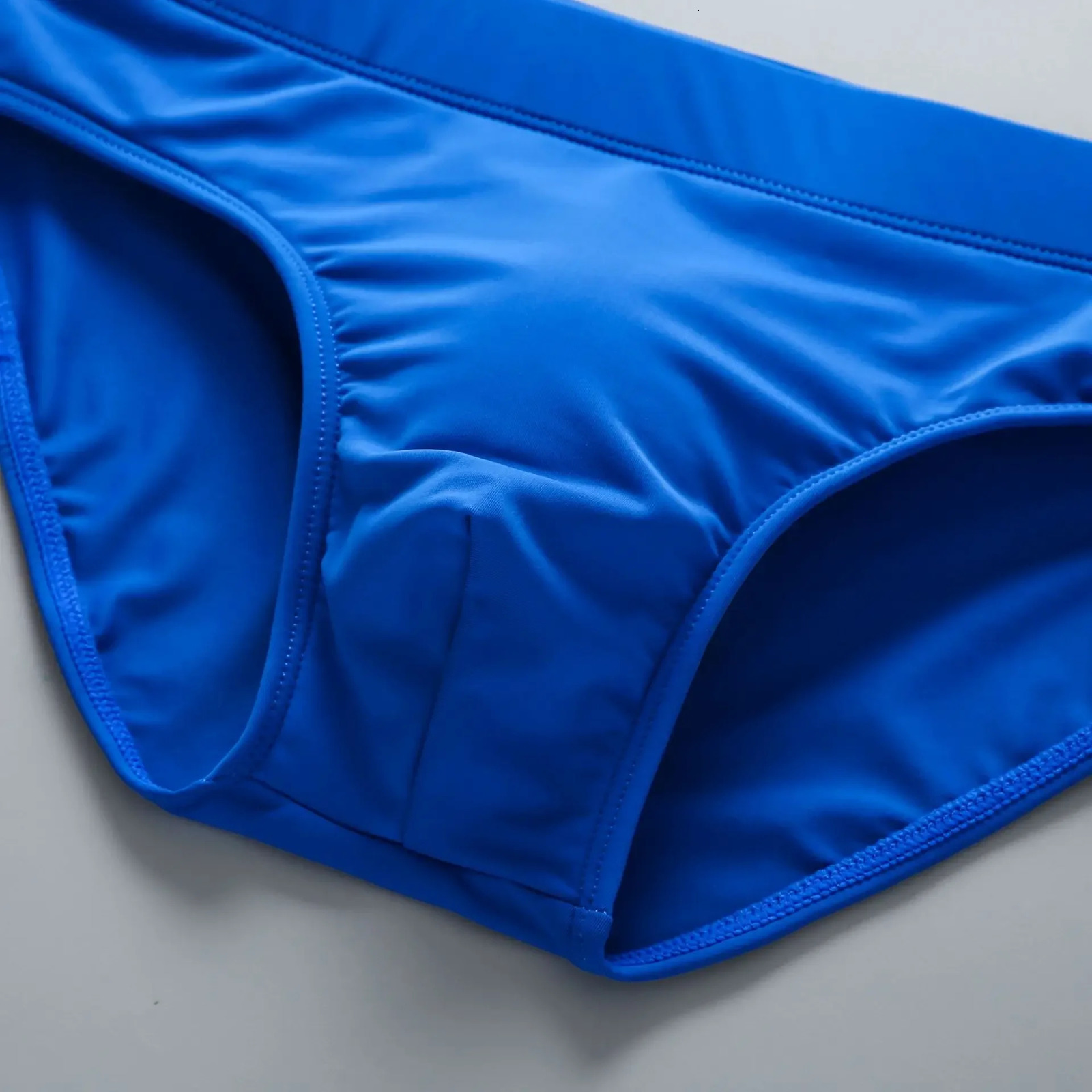 A young man addicted to sports bricks with a low waist sexy large anti awkward and fast drying male swimming rod 240807