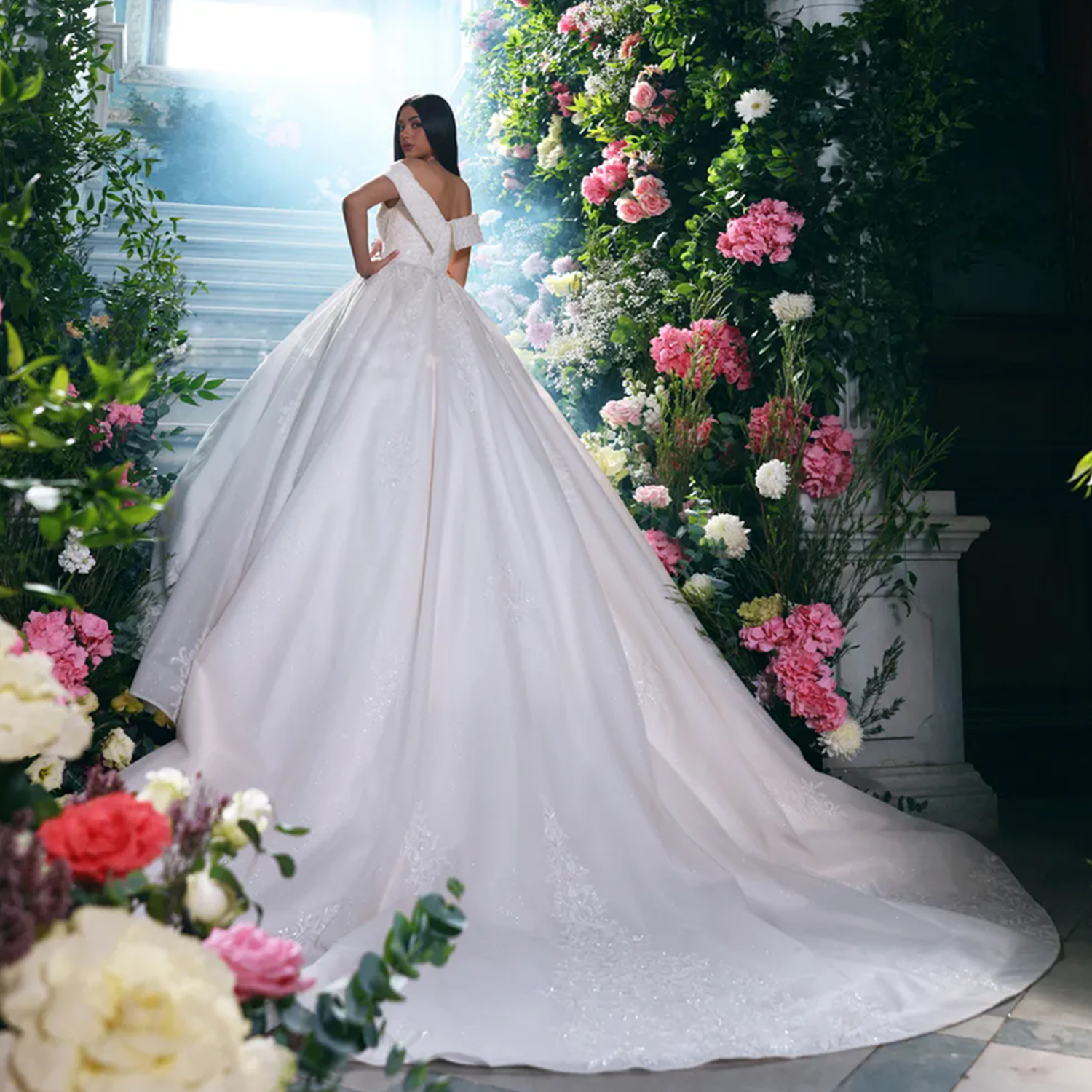 Dresses 2024 Garden Bridal Gown Off The Shoulder Lace Applique Beaded Ruched Pleats Sweep Train Crystals Decorated Wedding Gowns For Brides 6660312