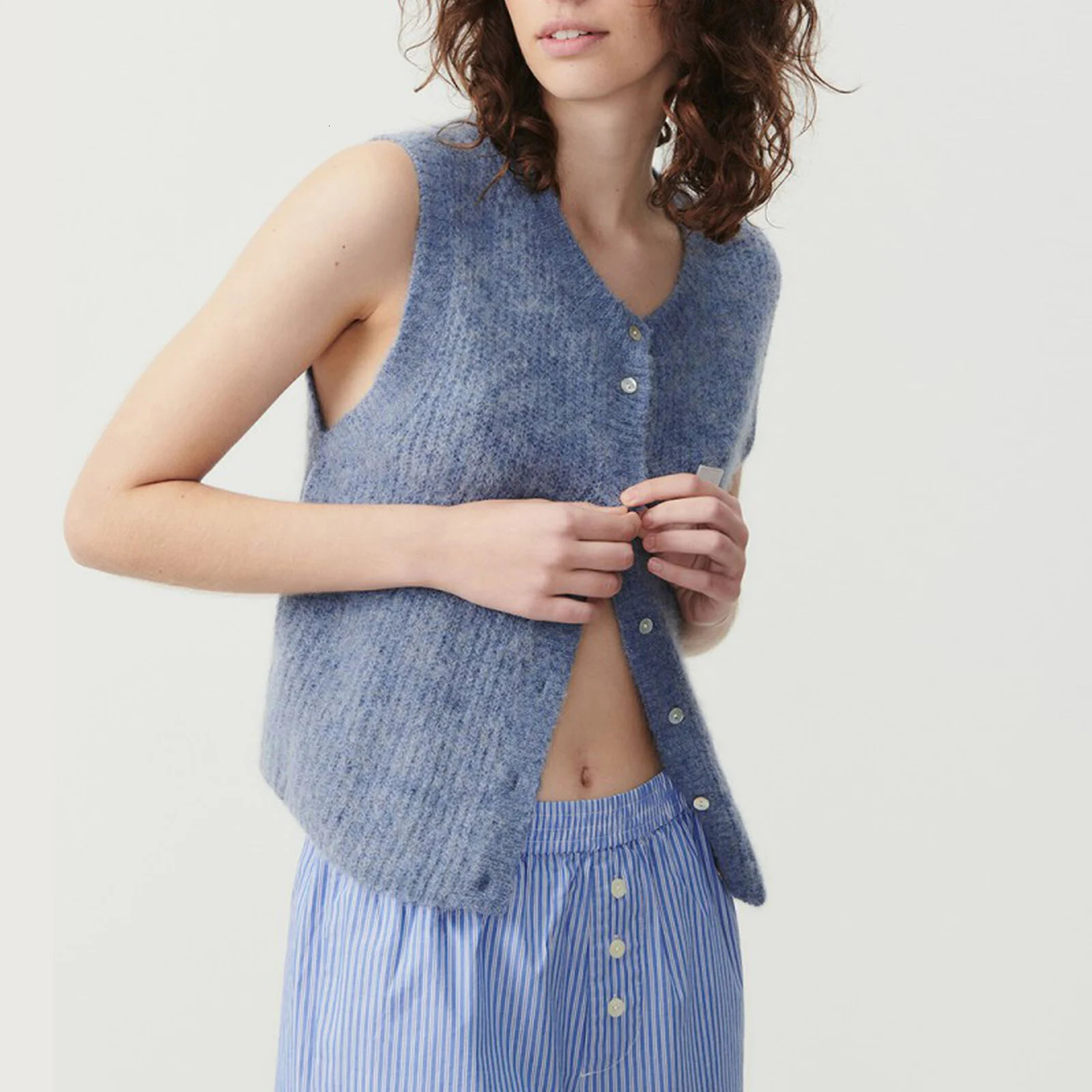Gaono Women Knitted Tank Tops Casual Summer Solid Color Button Front Basic Vest Sleeveless Shirt y2k Aesthetic Clothes 240808 - view 4