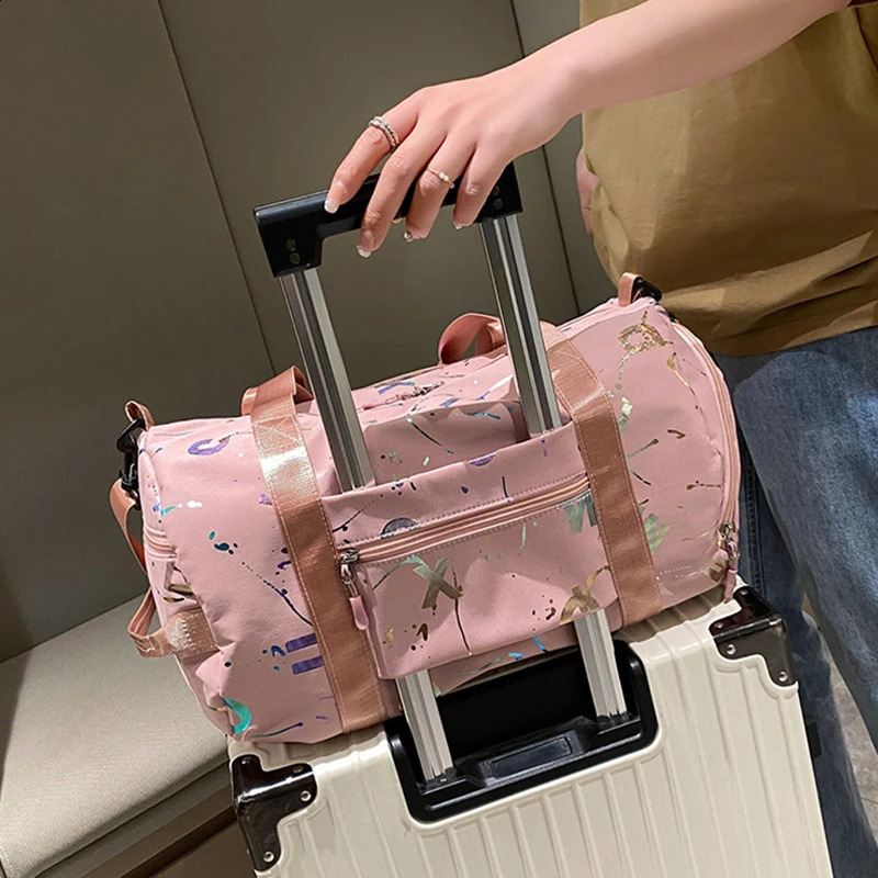 Gym yoga exercise dance bag suitable for girls boys graffiti letters printed travel fitness Siwming wet and dry waterproof cross body Deffle 240809