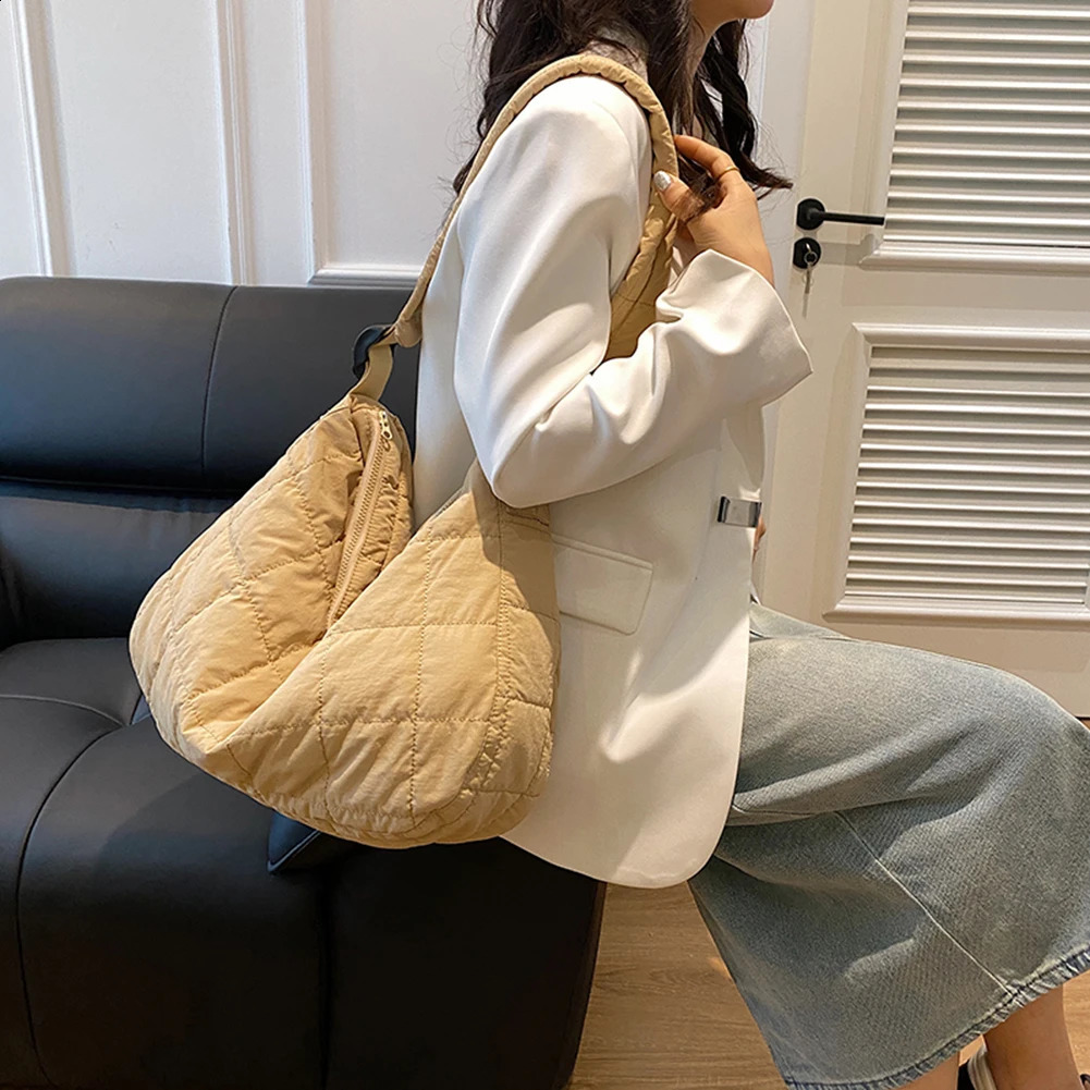 Women Fashion Messenger Large Capacity Quilted Puffer Shoulder Simple Cloud Sling Solid Color Outdoor Travel Bag 240809
