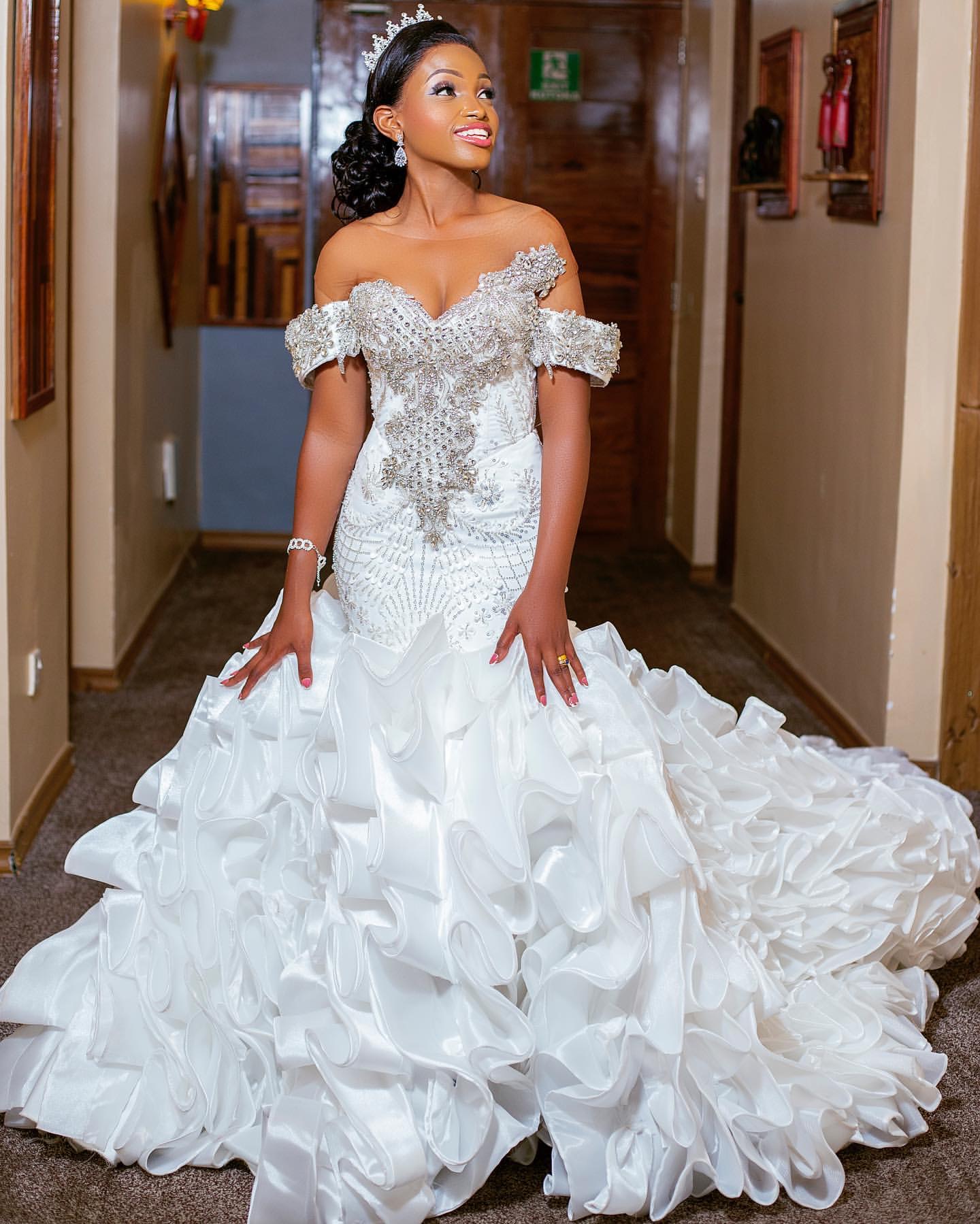 2024 Arabic Aso Ebi Plus Size White Mermaid Wedding Dresses Lacefull Sheer Neck Beaded Crystals Tiers Bridal Gowns Dress Vestidos De Novia ZJ406