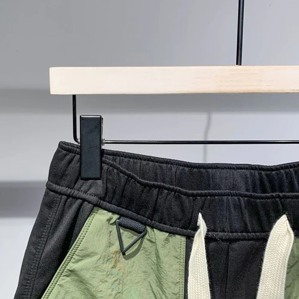 2024 Japanese fashion contrasting color patchwork pocket casual shorts mens summer loose personalized workwear quarter pants mens240808