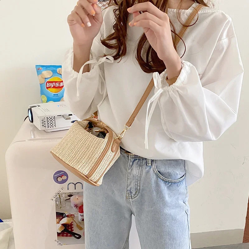 Straw Handmade Crossbody Bags 2024 Vintage Bohemian Small Knitting Summer Purse Handbag Vacational Bucket Beach 240810Z