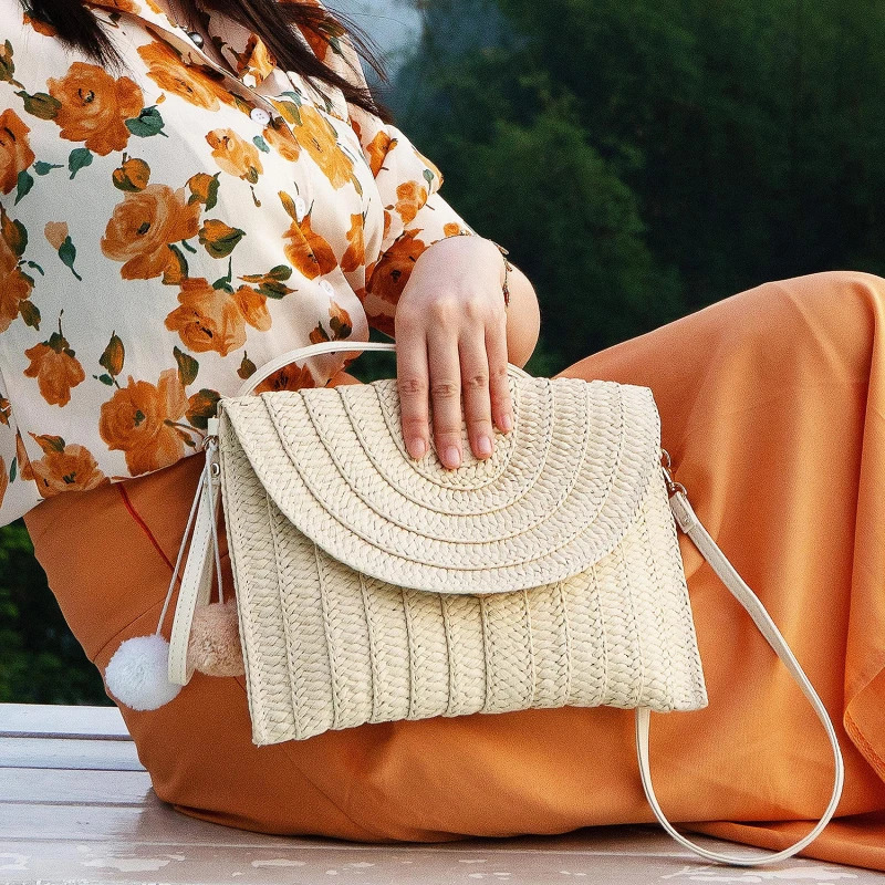Woven clutch bag for women fashionable simple solid straw suitable late summer leisure vacation big wallet 240808