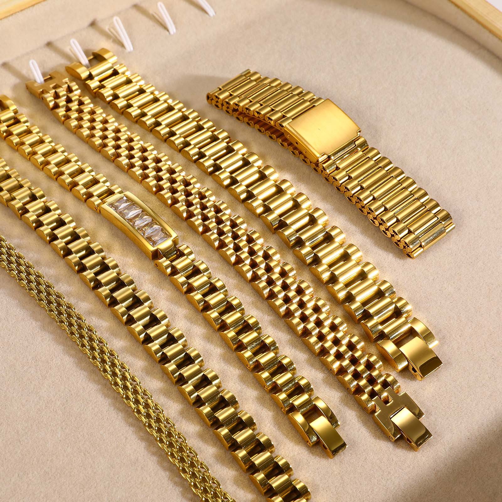 Luxury Gold Bracelet for Her Elegant Womens Bangle with Charms GoldPlated Metal Lightweight for Daily Use Z250910