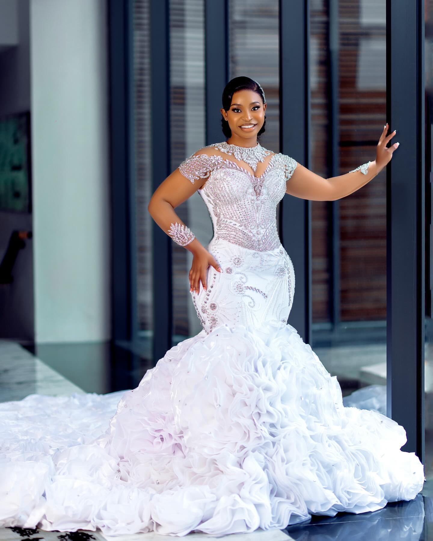 2024 Arabic Aso Ebi Plus Size White Mermaid Wedding Dresses Lacefull Organza Tiers Crystals Tiers Bridal Gowns Dress Vestidos De Novia ZJ407