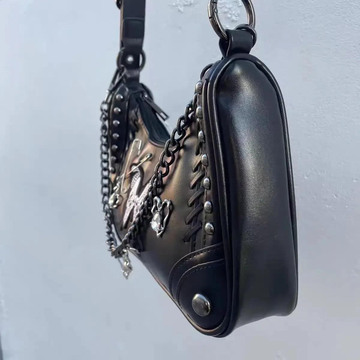 Gothic Punk Womens Butterfly Shoulder Bags Retro Rivet Y2k Girls Underarm Bag Cool Chain Female Crossbody Bag Armpit Handbags 240810
