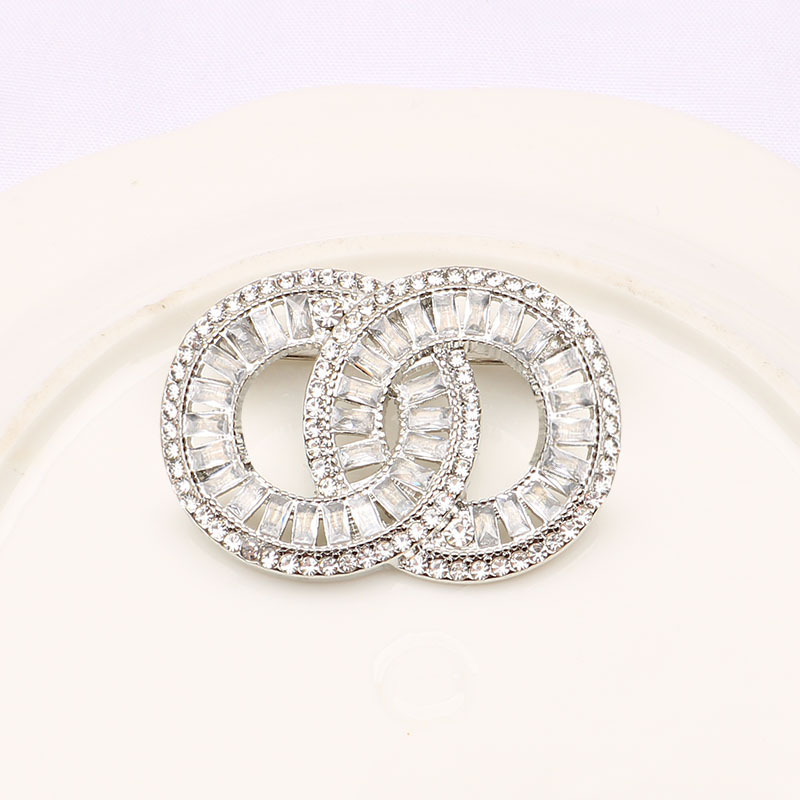 Vintage Women Designer Brooches Gold-color Inlay Crystal Rhie Jewelry Letter Brooch Charm Girls Pin Marry Wedding Party Cloth Accessories