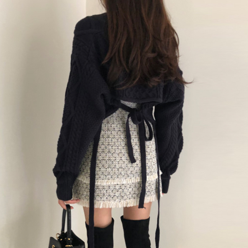 Sexy, lazy wind, autumn and winter, loose Fried Dough Twists bat sleeve, short v-neck, Korean pullover, bandage, thick pullover sweater, female dongdu