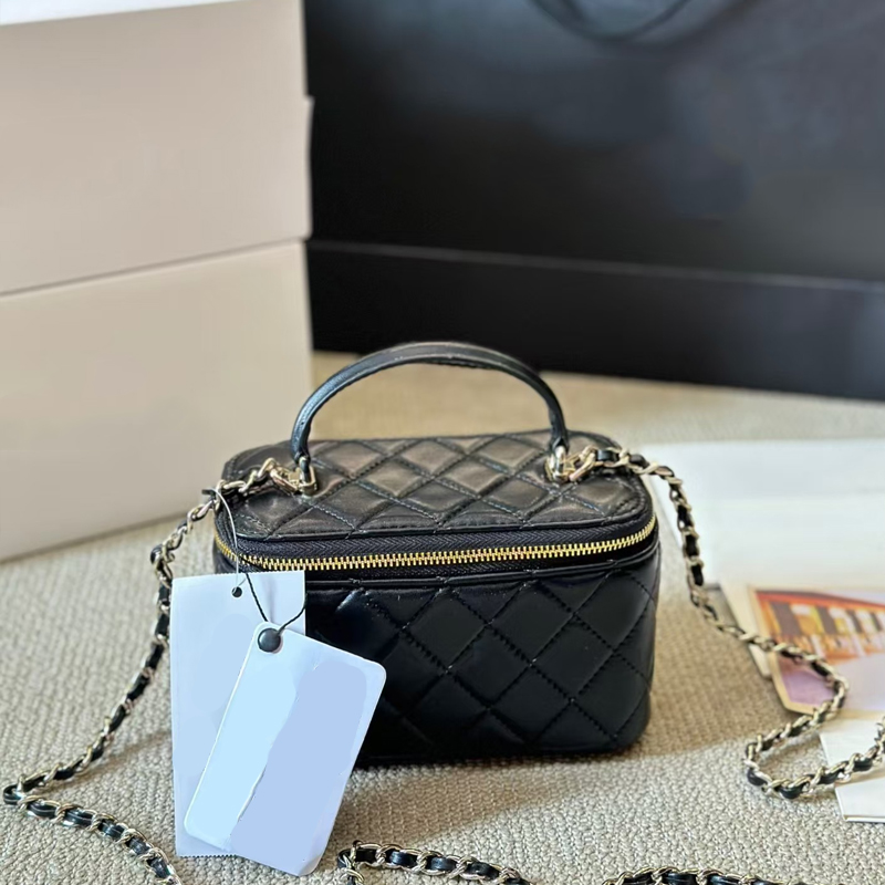 Fashionable Women's Designer Shoulder Bag Luxurious Sheepskin with Hardware Shoulder Straps Crossbody Bag Casual Versatile Handheld Makeup Bag