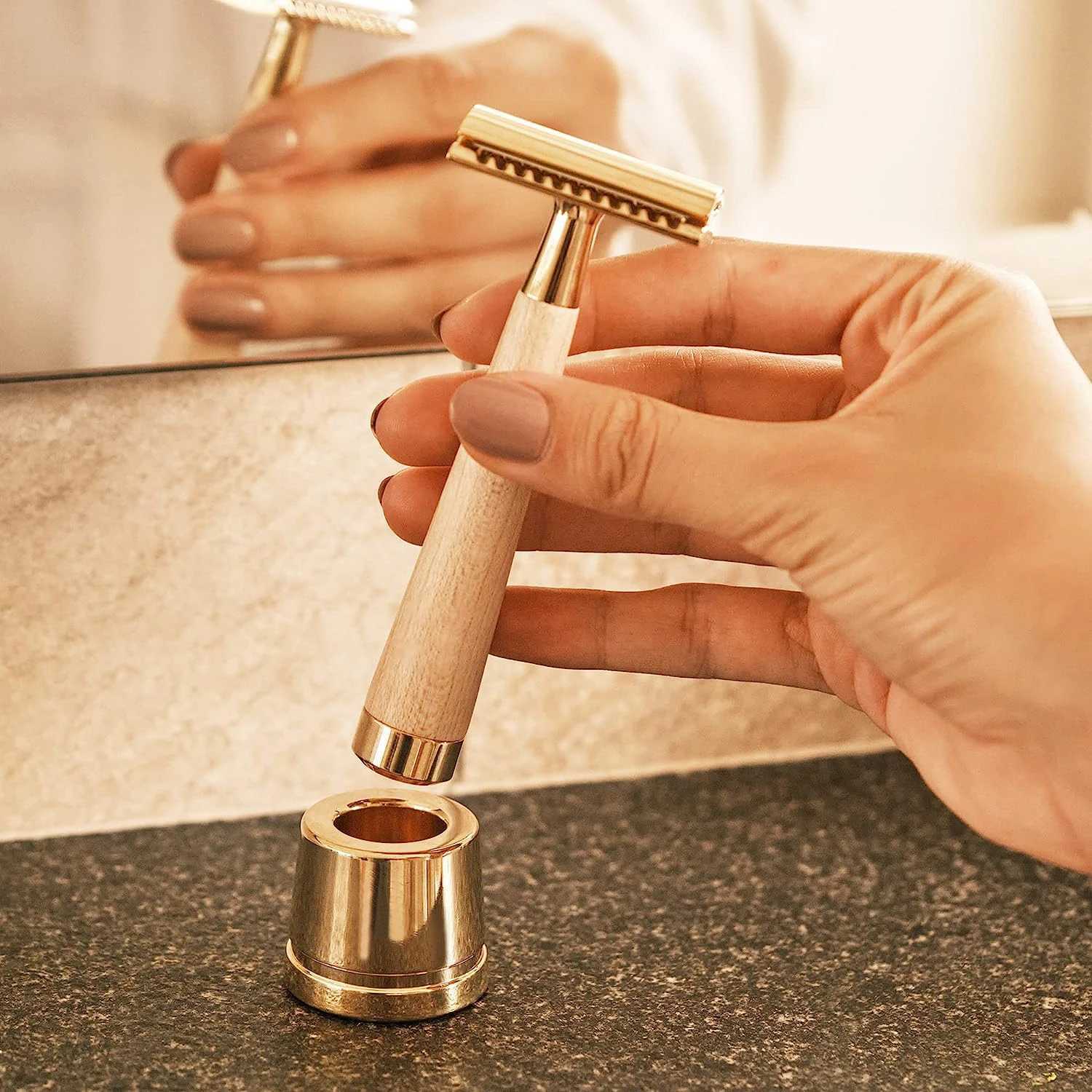 Female metal safety shaver including 10 zero waste shavers wet shavers and a handle with a white closed comb W240809