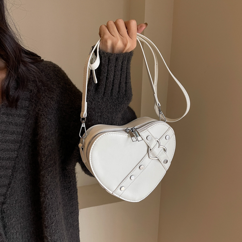 Fashion Designer Original Mini Handbag With Heart shaped Shape High quality And Multifunctional Compact Women s Rivet Shoulder Bag 2025 New Women s Wa