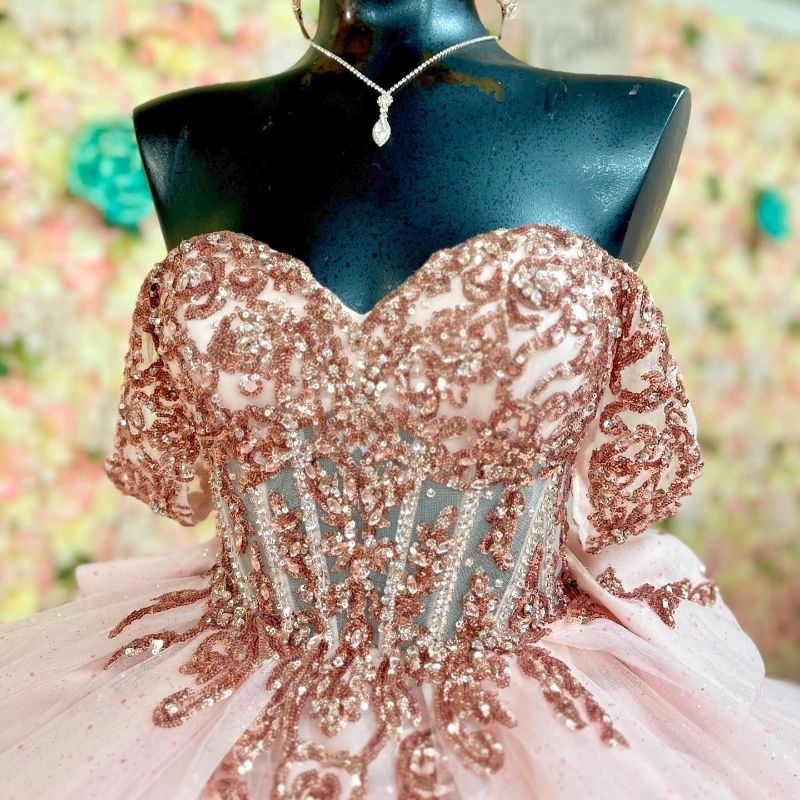 Blush Shiny Quinceanera Dresses Off The Shoulde Rose Gold Sequin Applque Beads Tull vestidos de 15 anos Sweet 16 Dress