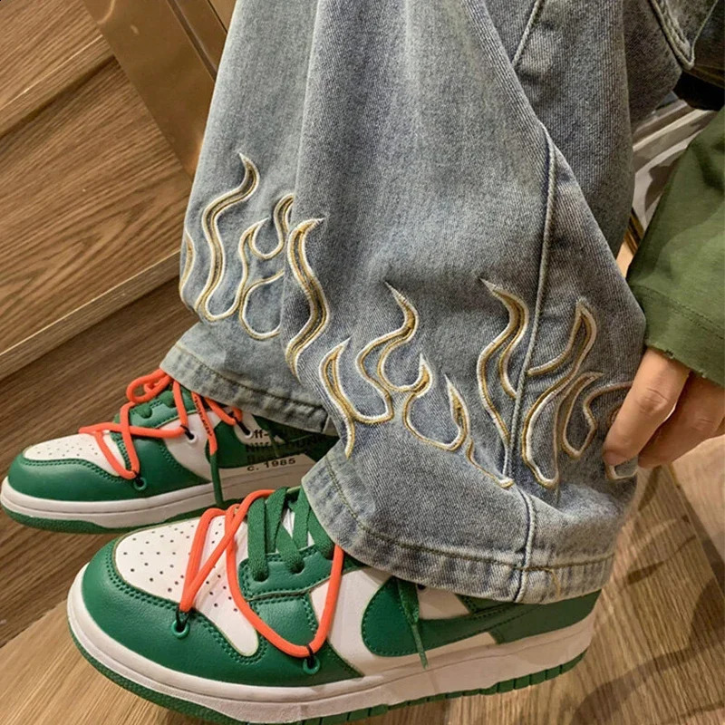 Fashion Flame Embroidery Mens Jeans Neutral Wide Leg Denim Trousers Loose Straight Jeans Youth Casual Baggy Hip Hop Pants 240809