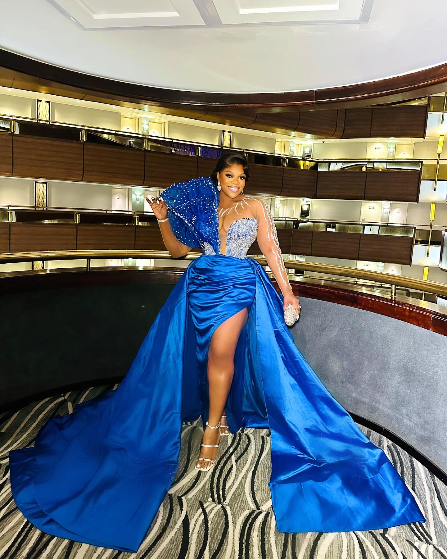 2024 Plus Size Royal Blue Sheath Prom Dress Satin Promdress Beaded Crystals Evening Formal Party Second Reception Birthday Engagement Gowns Dresses ZJ