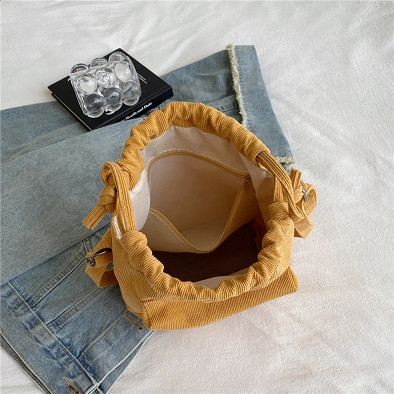 2024 Women Bag Middle Shoulder Korean Style Drawstring Bucket Casual Light Youth Crossbody Whole Sale 240810Z