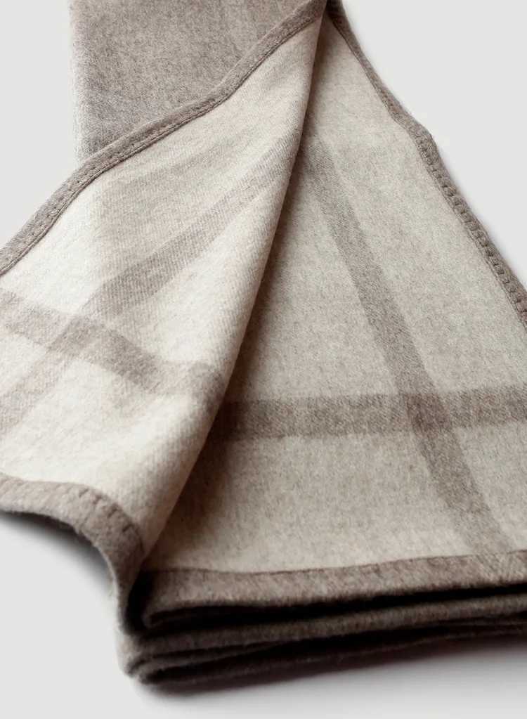 Flat weave wool blanket double-sided jacquard 200X150CM large-sized long raincoat suitable for womens warm pants thick blanket packaging W240810
