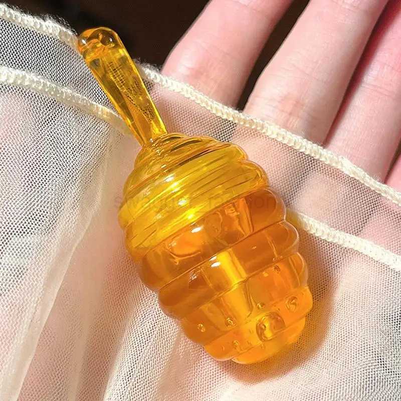 1pcs Honey Bee Oil Hydrating Lip Balm 20g Small Honey Lip Oil Moisturizing Honey Lip OilXJ240812