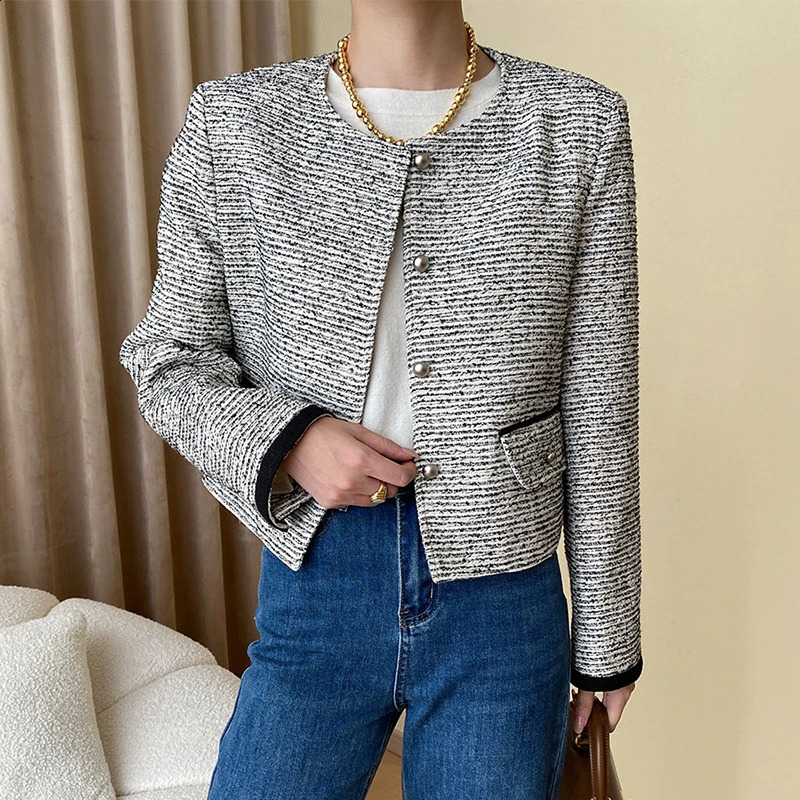 Long Sleeved Elegant Short Tweed Coat Women Spring Autumn Trend Classic O-neck Single Breasted Wool Blend Jackets 240812