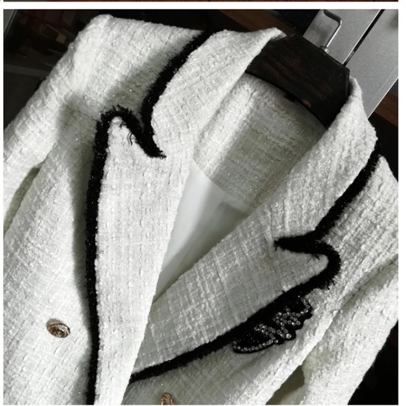 Autumn Classic Sequinned Tweed Blazers Women Rhinestone Badge in Jackets Female Metal Lions Head Buckle Slim Fit Suit 240812