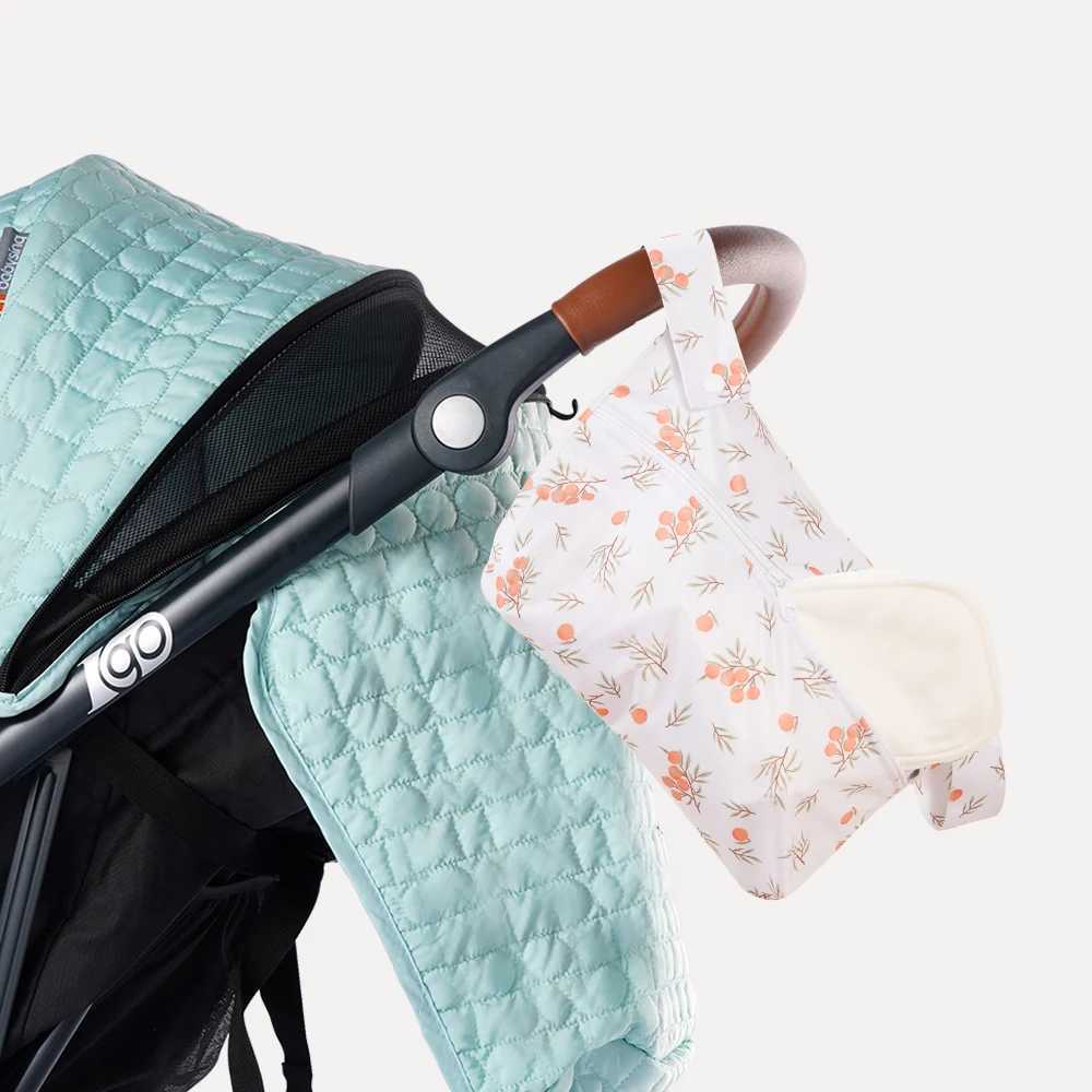 HappyFluent new 20 * 30CM zippered mini pocket diaper wet bag with 2 handles reusable cute pattern baby crib and handcart bag W240812