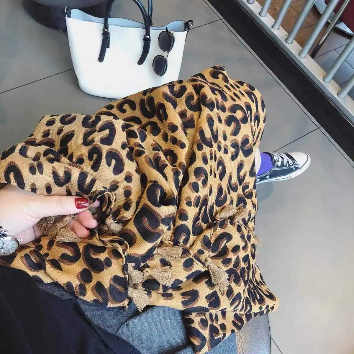 2022 designer brand Autumn luxury gray womens wild leopard print shawl womens long shawl shl thin brown fashionable long shawl W250118