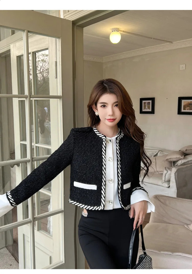 French Heavy Industry Rhinestone Single breasted Small Fragrance Coat Womens Autumn Splicing Contrast Color Thick Tweed Jacket 240812