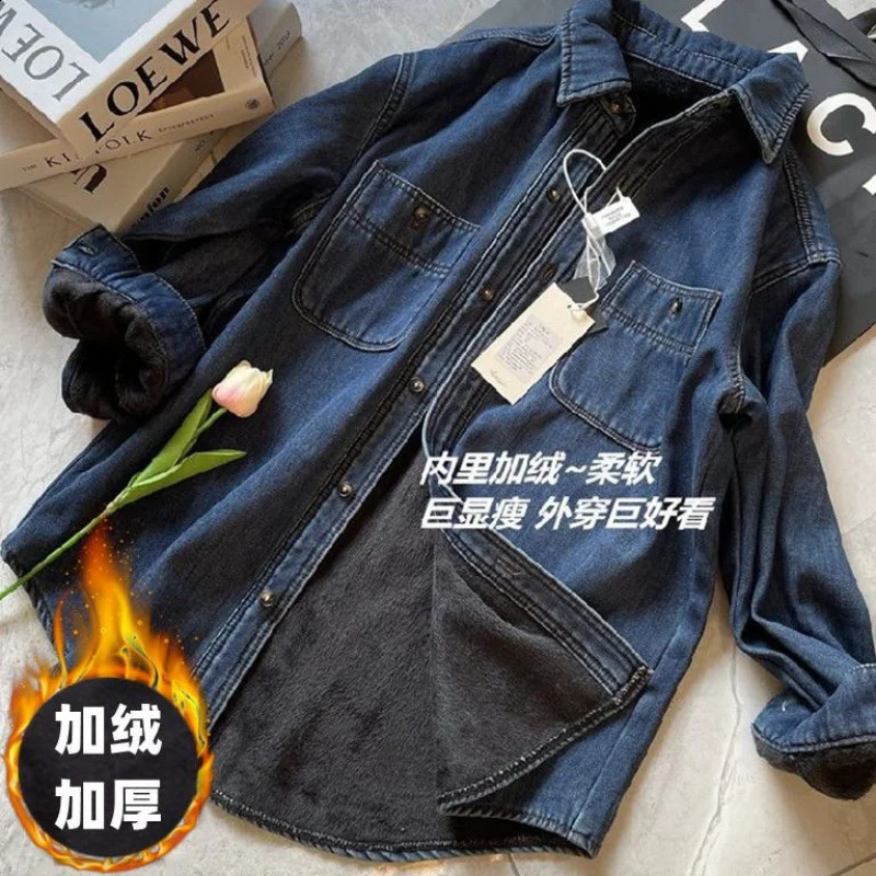 Womens Autumn and Winter Lapel Denim Shirt Fashion Comfortable Button Pocket Splicing Fleece Warm Long Sleeved Leisure Coat 240805