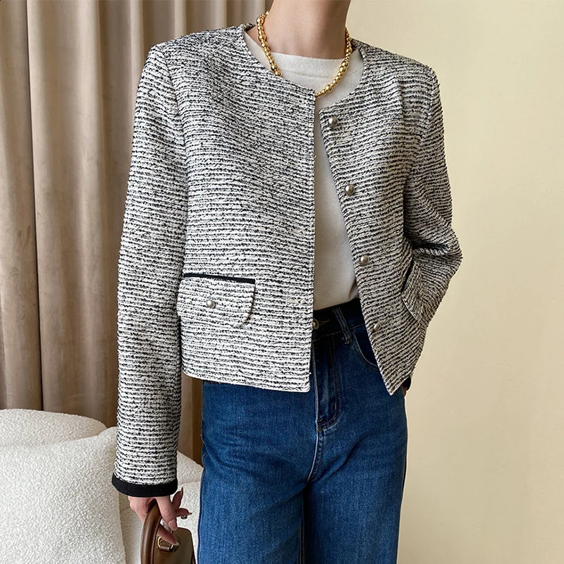 Long Sleeved Elegant Short Tweed Coat Women Spring Autumn Trend Classic O-neck Single Breasted Wool Blend Jackets 240812