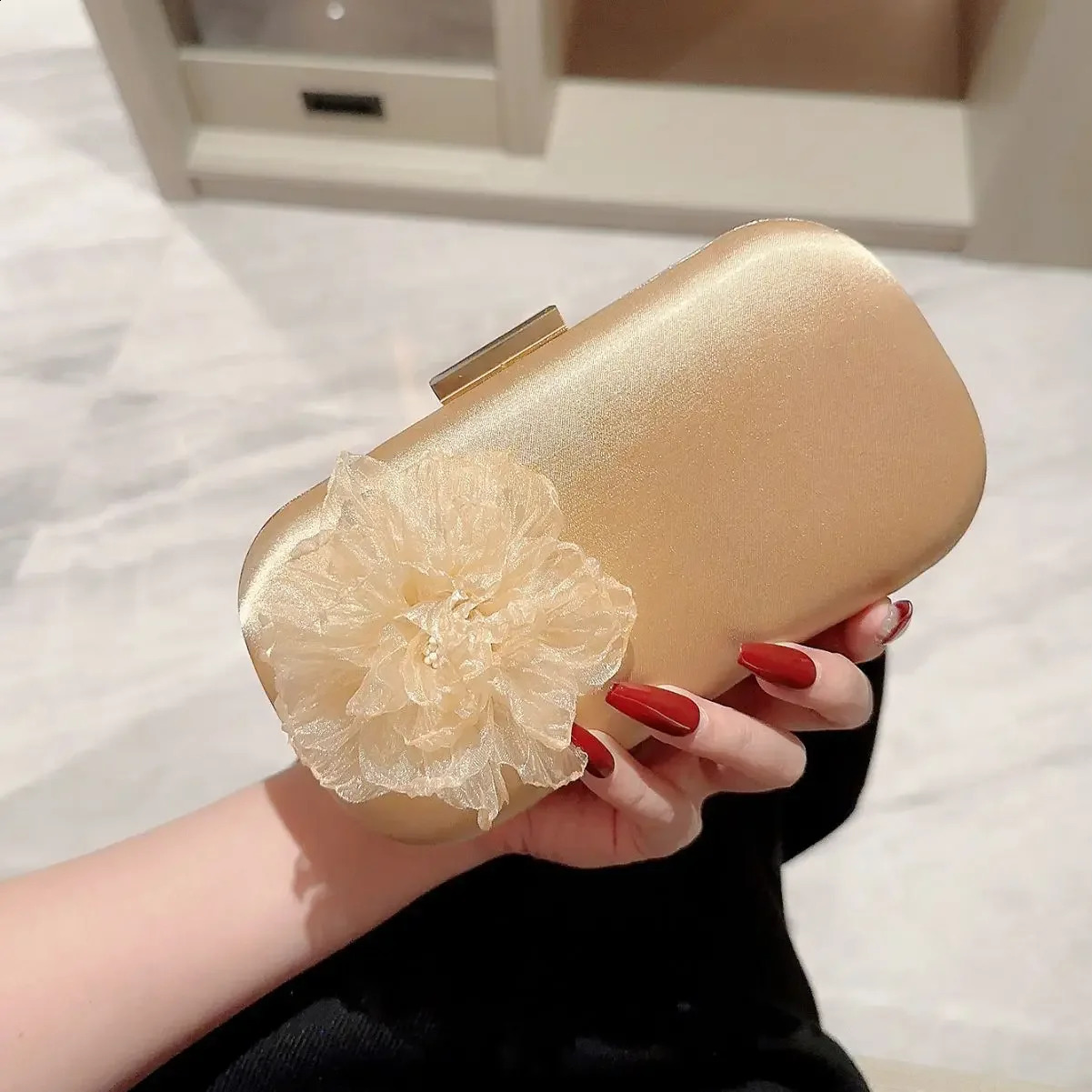 Elegant and fashionable silk decorative clutch womens evening bag white satin handbag wedding party small wallet 240810