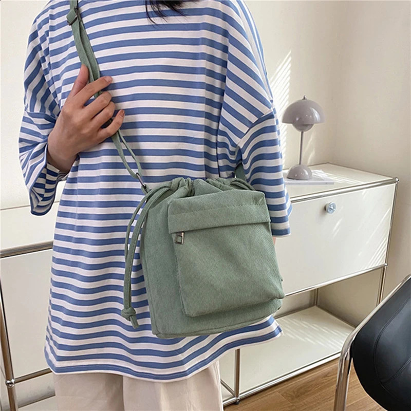 2024 Women Bag Middle Shoulder Korean Style Drawstring Bucket Casual Light Youth Crossbody Whole Sale 240810Z