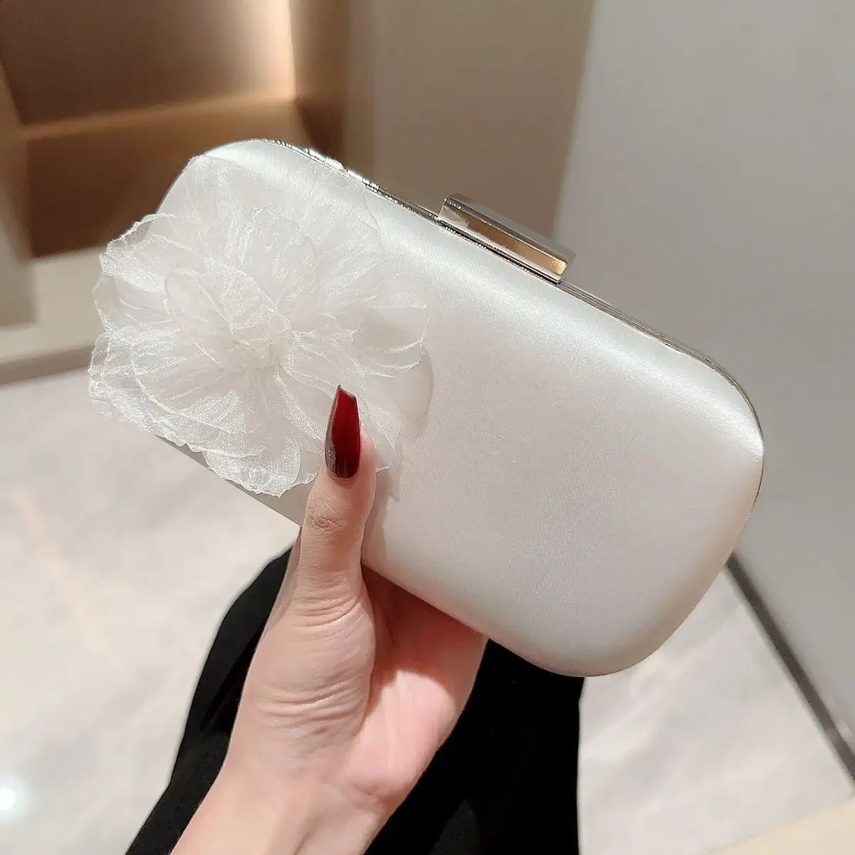Elegant and fashionable silk decorative clutch womens evening bag white satin handbag wedding party small wallet 240810