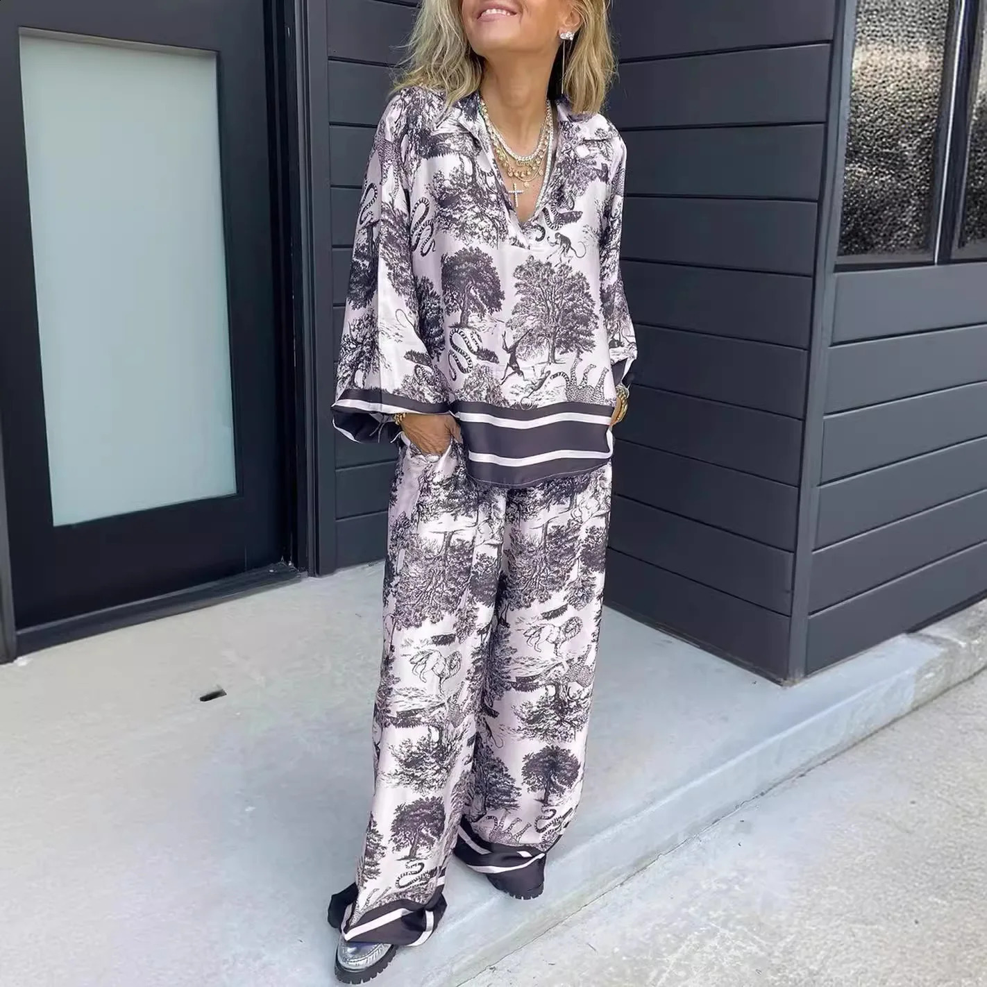 Summer Fashion Ink Print Two Piece Set Women Causal V-neck Shirt Wide Leg Pants Satin Two Piece Set Women 240812
