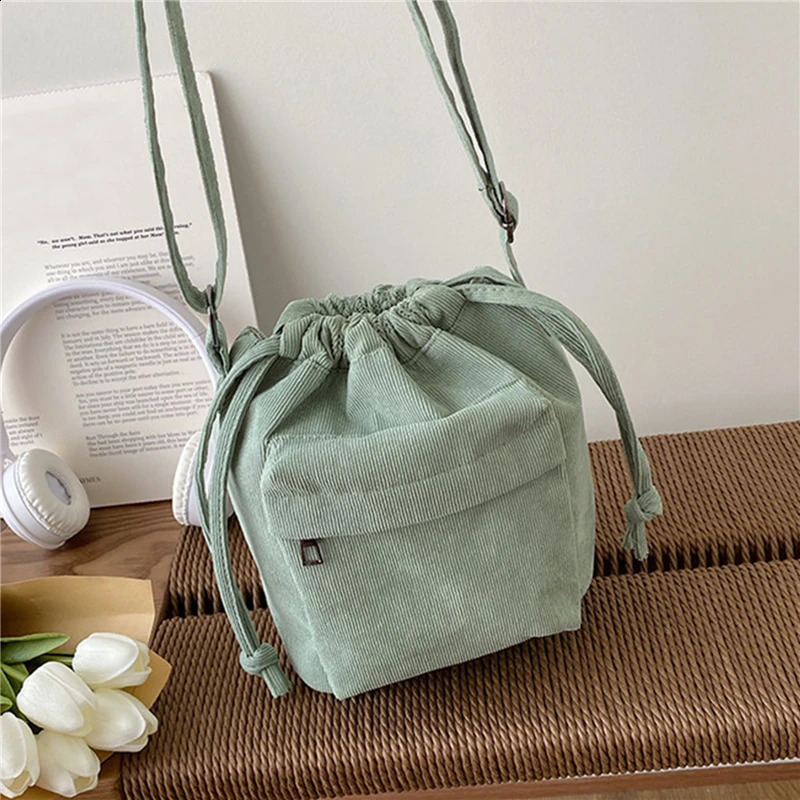 2024 Women Bag Middle Shoulder Korean Style Drawstring Bucket Casual Light Youth Crossbody Whole Sale 240810Z