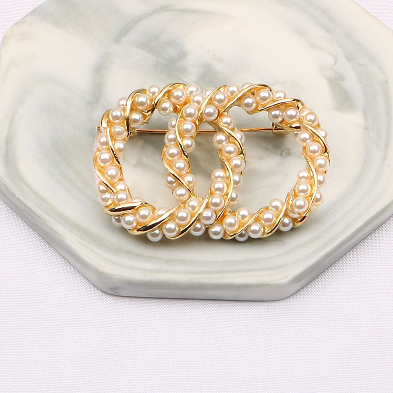 Luxury Brooches Gold-color Inlay Pearl Crystal Rhinestone Jewelry Women and Men Metal Letter Brooch Pin Marry Christmas Party Gift Accessorie