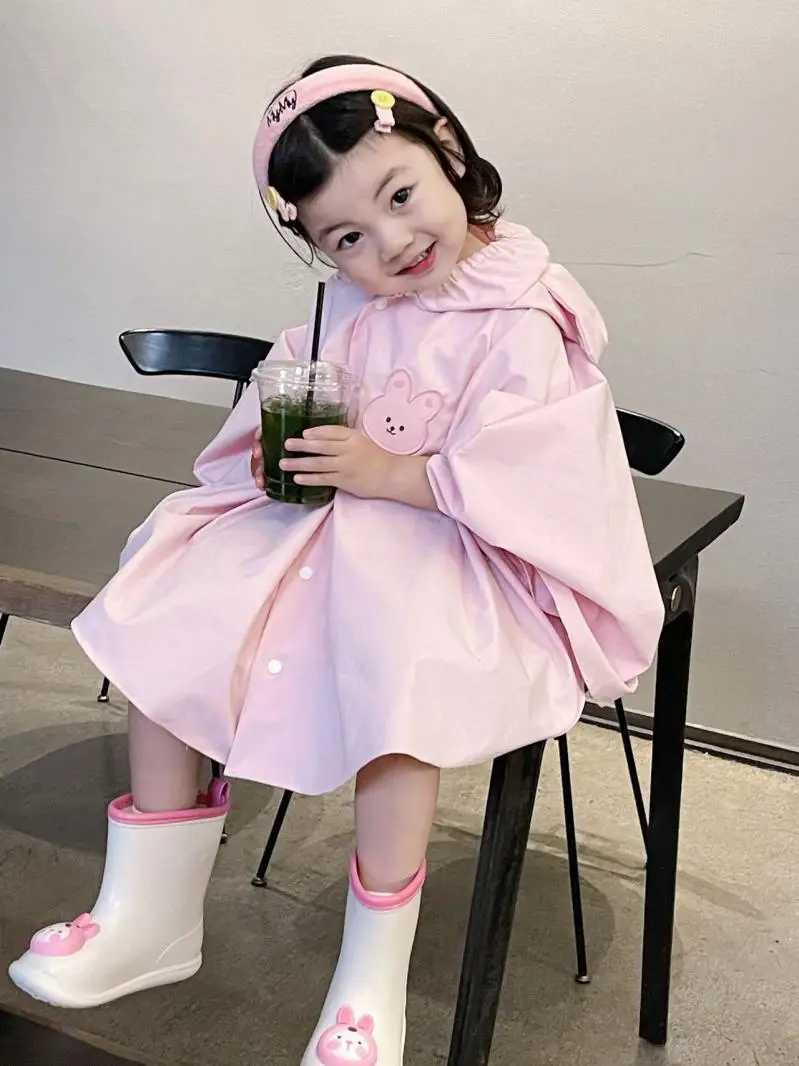 Cartoon teddy bear raincoat kindergarten boys and girls cape raincoat little rabbit waterproof rain gear childrens clothing Y240810