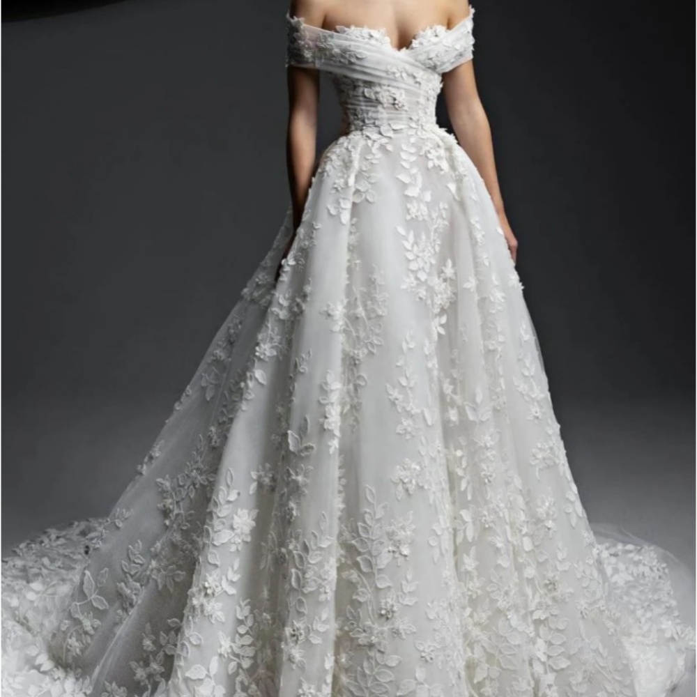Illusion A Line Wedding Dresses Appliques Sweetheart Off Shoulder Bridal Gown Sleeveless Pleats Lace Bride Dresses Castle